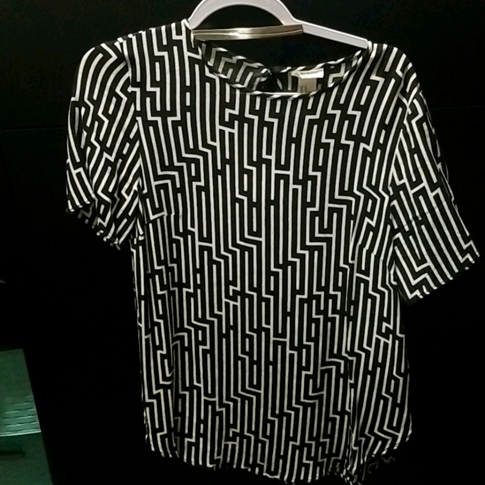 Black and white EUC short sleeve blouse